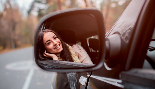 ragazza in auto riflessa
